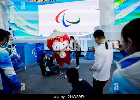 Pechino, Cina. 05th Mar 2022. Paralimpiadi, Para Alpine Sci, Downhill, cerimonia di premiazione al Yanqing Paralimpic Medals Plaza: I partecipanti hanno la loro foto scattata con la mascotte Paralimpiadi, Shuey Rhon Rhon Rhon. Credit: Christoph Soeder/dpa/Alamy Live News Foto Stock