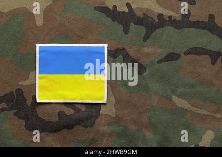 Primo piano ritagliato della bandiera ucraina su una divisa del soldato con spazio copia. Foto Stock