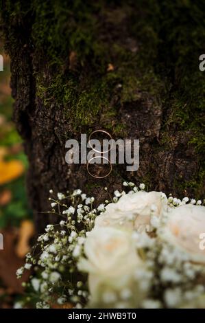 Bel bouquet nuziale di fiori. Anelli di nozze sul bouquet della sposa. Bouquet nuziale da vicino. Matrimonio Foto Stock