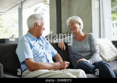 Quando qualcuno elses la felicità è la vostra felicità, quello è amore. Scatto di una coppia anziana seduta nel loro soggiorno. Foto Stock