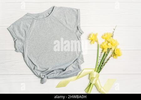 T-shirt di Pasqua grigio mockup primavera. Foto Stock