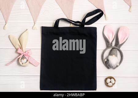 Borsa tote di Pasqua in mockup nero e orecchie conigliere Foto Stock