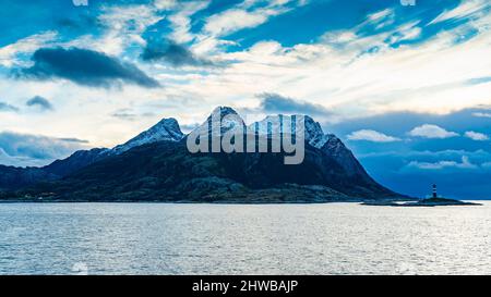 Faro in Norvegia, Landegode, Bodø. Un fronte tempesta si sposta sopra l'isola. Il Landego Fyr con l'edificio residenziale per la guardia torre faro Foto Stock