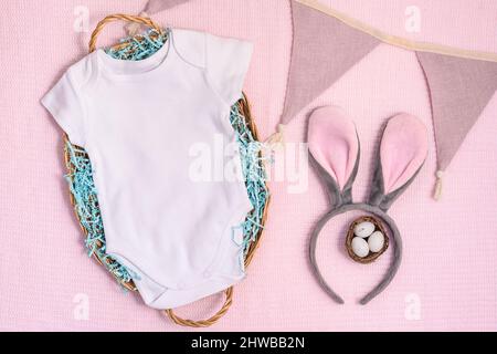 Bodysuit pasquale mockup bambino su sfondo rosa. Foto Stock