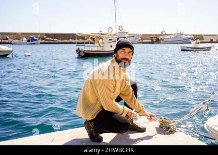 marinaio portava l'uomo nel porto Foto Stock