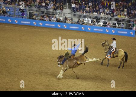 Houston, Stati Uniti. 4th Mar 2022. I cowboys gareggiano allo Houston Livestock Show di Houston, Texas, Stati Uniti, 4 marzo 2022. Lo Houston Livestock Show and Rodeo, con una storia di 90 anni, è pieno di cultura e costumi dei cowboy dell'ovest americano. Il festival inizia il 28 febbraio di quest'anno e si concluderà il 20 marzo. Credit: Xu Jianmei/Xinhua/Alamy Live News Foto Stock