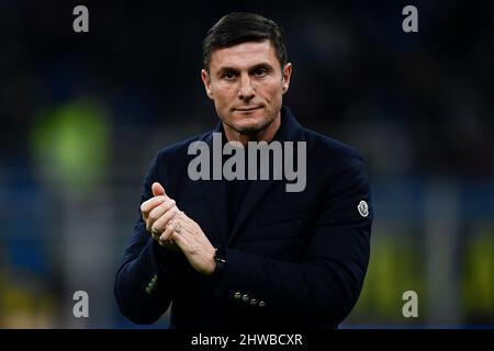 Milano, Italia. 04 marzo 2022. Javier Zanetti gesticola prima della Serie Una partita di calcio tra il FC Internazionale e la US Salernitana. Credit: Nicolò campo/Alamy Live News Foto Stock