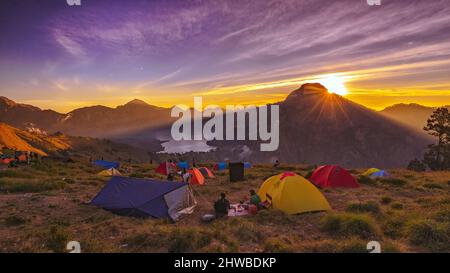 Tramonto al campo base di Rinjani e nuvola sul lago Segara Anak. Foto Stock