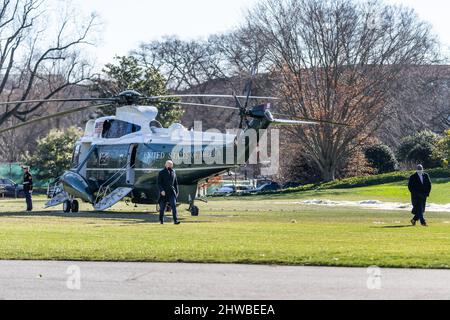 Washington, DC, Stati Uniti. 10th Jan 2022. Il presidente Joe Biden sbarca Marine One sul prato meridionale della Casa Bianca, lunedì 10 gennaio 2022, dopo il suo viaggio a Camp David. Credit: White House/ZUMA Press Wire Service/ZUMAPRESS.com/Alamy Live News Foto Stock