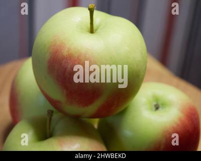 Un mazzo di succose mele rosse, un primo colpo. Frutta matura. Foto Stock