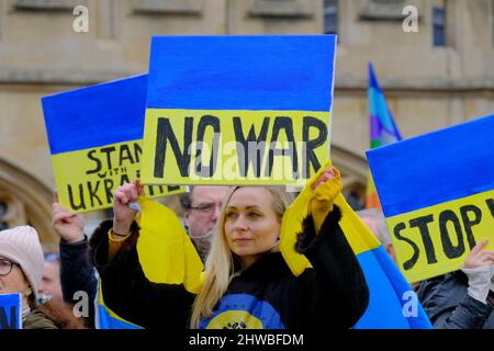 Bath, Regno Unito. 5th Mar 2022. Le persone si riuniscono nel cortile dell'abbazia di Bath per mostrare il loro sostegno alla popolazione dell'Ucraina dopo l'invasione della Russia il 24th febbraio. Credit: JMF News/Alamy Live News Foto Stock