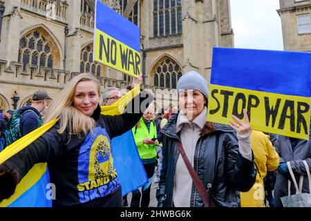 Bath, Regno Unito. 5th Mar 2022. Le persone si riuniscono nel cortile dell'abbazia di Bath per mostrare il loro sostegno alla popolazione dell'Ucraina dopo l'invasione della Russia il 24th febbraio. Credit: JMF News/Alamy Live News Foto Stock