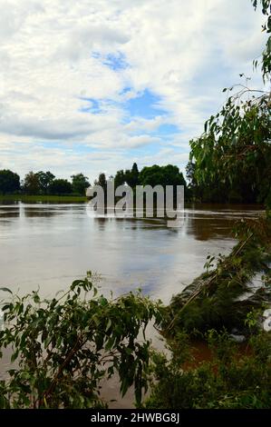 Il fiume Hawkesbury, nella parte occidentale di Sydney, è gonfio di forti piogge Foto Stock