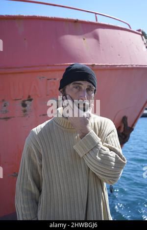 marinaio portava l'uomo nel porto Foto Stock