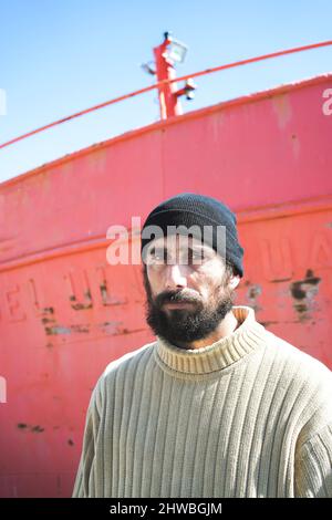 marinaio portava l'uomo nel porto Foto Stock