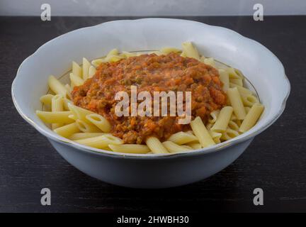 Recipiente per la cottura a vapore con penne al ragu, pasta tipica toscana con carne Foto Stock