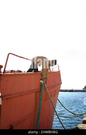 marinaio portava l'uomo nel porto Foto Stock