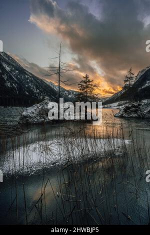 Drammatico tramonto a Hintersee in Germania Foto Stock
