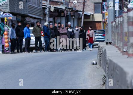 Srinagar, India. 05th Mar 2022. 5 marzo 2022, Srinagar, Jammu e Kashmir, India: Un oggetto sconosciuto è visto giacere su strada nella zona di Alamgari Bazar di Zaibal il Sabato. BDS si precipitò sul posto e poi distrusse attraverso un'esplosione controllata. (Credit Image: © Adel Abbas/ZUMA Press Wire) Credit: ZUMA Press, Inc./Alamy Live News Foto Stock