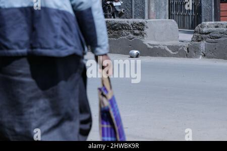 Srinagar, India. 05th Mar 2022. 5 marzo 2022, Srinagar, Jammu e Kashmir, India: Un oggetto sconosciuto è visto giacere sulla strada nella zona di Alamgari Bazar di Zaibal il Sabato. BDS si precipitò sul posto e poi distrusse attraverso un'esplosione controllata. (Credit Image: © Adel Abbas/ZUMA Press Wire) Credit: ZUMA Press, Inc./Alamy Live News Foto Stock