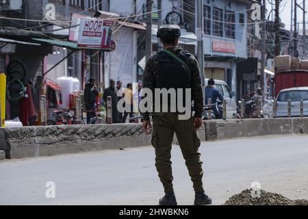 Srinagar, India. 05th Mar 2022. 5 marzo 2022, Srinagar, Jammu e Kashmir, India: Un personale armato indiano di guardia la strada dove un oggetto sospetto trovato nella zona di Alamgari Bazar di Zadibal Sabato. BDS si precipitò sul posto e poi distrusse attraverso un'esplosione controllata. (Credit Image: © Adel Abbas/ZUMA Press Wire) Credit: ZUMA Press, Inc./Alamy Live News Foto Stock