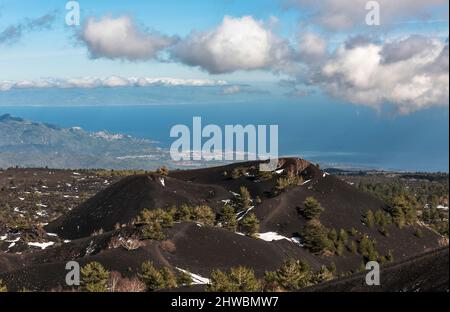 I Monti Sartorius, una serie di crateri vulcanici sul fianco dell'Etna creati durante le eruzioni del 1865 (Sicilia, Italia) Foto Stock