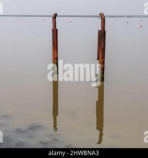 Oggetti surreali fuori dal fiume Foto Stock