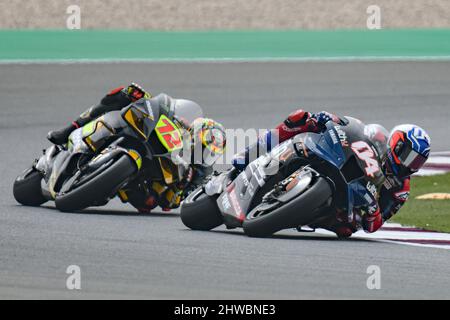 Andrea Dovizioso del WithU Yamaha RNF MotoGP Team e Maverick Vinales dell'Aprilia Racing in azione durante le prove libere 3 al Gran Premio del Qatar, Losail International Circuit il 5th 2022 marzo a Doha, Qatar. Credit: Tom Kirkwood/Alamy Live News Foto Stock