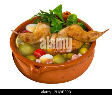 Solyanka con quaglie, prosciutto, olive, uova di quaglia e cetrioli sottaceto in brodo di quaglia. Isolato su sfondo bianco Foto Stock