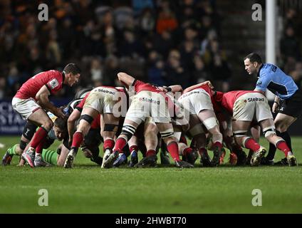 Twickenham, Regno Unito. 04th Mar 2022. Premiership Rugby. Harlequins V Newcastle Falcons. Lo Stoop. Twickenham. Louis Schreuder (Newcastle Falcons, a sinistra) mette in una mischia durante la partita di rugby Harlequins V Newcastle Falcons Gallagher Premiership. Credit: Sport in immagini/Alamy Live News Foto Stock