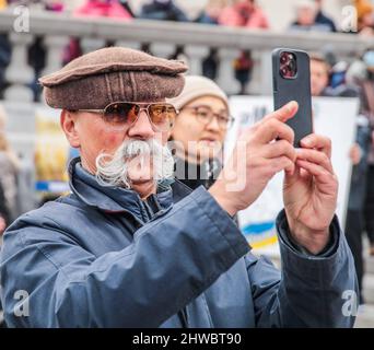 Londra, Regno Unito. 05 marzo 2022 gli Ukraniani si sono riuniti in Trafalgar Square con le autorità religiose, per pregare per l'Ucraina e per protestare contro l'invasione di Putin del loro paese.Paul Quezada-Neiman/Alamy Live News Foto Stock