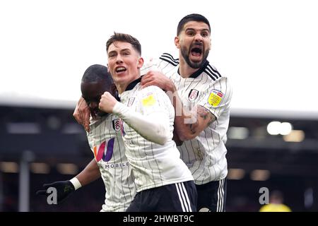 Fulham's Neeskens Kebano (a sinistra) festeggia con i suoi compagni di squadra dopo aver segnato il primo goal della partita durante la partita del campionato Sky Bet al Craven Cottage di Londra. Data foto: Sabato 5 marzo 2022. Foto Stock