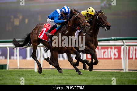 Dubai, SONO. 5th Mar 2022. HUKUM con jockey JIM CROWLEY batte SENZA UNA LOTTA sotto ANDREA ATZENI per vincere il Gruppo 2 Dubai City of Gold oltre 2410m (12,05 furlong) durante il Super Sabato all'ippodromo di Meydan a Dubai, Emirati Arabi Uniti, 5 marzo 2022. (Credit Image: © Martin Dokoupil/ZUMA Press Wire) Credit: ZUMA Press, Inc./Alamy Live News Foto Stock