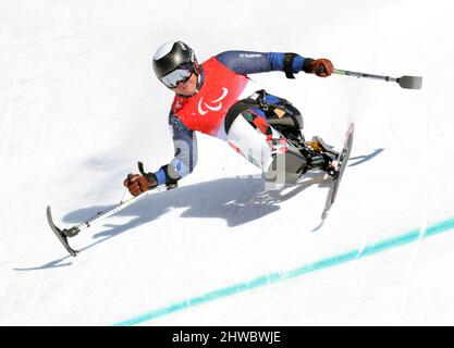 Pechino, Cina. 5th Mar 2022. La medaglia di bronzo Morii Taiki del Giappone compete durante la Para Alpine Sci Men's Downhill seduta di Pechino 2022 Paralimpiadi invernali al National Alpine Sci Center di Yanqing, Pechino, capitale della Cina, 5 marzo 2022. Credit: LAN Hongguang/Xinhua/Alamy Live News Foto Stock