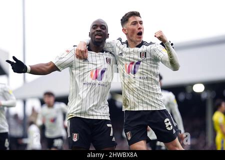 Fulham's Neeskens Kebano (a sinistra) festeggia con Harry Wilson di Fulham dopo aver segnato il primo goal della partita durante la partita del campionato Sky Bet al Craven Cottage di Londra. Data foto: Sabato 5 marzo 2022. Foto Stock