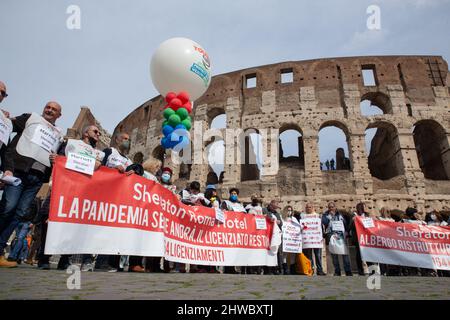 Roma, Italia. 4th Mar 2022. Flashmob intorno al Colosseo a Roma organizzato da operatori turistici italiani (Credit Image: © Matteo Nardone/Pacific Press via ZUMA Press Wire) Foto Stock
