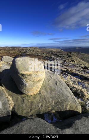 I Woolpacks formazioni rocciose a Kinder Scout, Pennine Way, Peak District National Park, Derbyshire, Inghilterra, Regno Unito Foto Stock