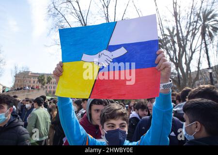 Roma, Italia. 04th Mar 2022. Roma, RM, Italia. 4th Mar 2022. Flashmob in Piazza Vittorio Emanuele a Roma organizzato da Youth for Peace insieme a migliaia di studenti di varie scuole di Roma (Credit Image: © Matteo Nardone/Pacific Press via ZUMA Press Wire) Credit: ZUMA Press, Inc./Alamy Live News Foto Stock
