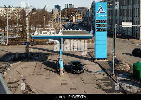 Prezzi del carburante record nella stazione di servizio Alexela nell'Unione europea. Crisi del carburante. Foto Stock