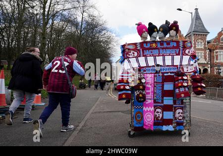 Aston Villa sciarpe e cappelli in vendita come tifosi si fanno strada a terra prima della Premier League partita a Villa Park, Birmingham. Data foto: Sabato 5 marzo 2022. Foto Stock