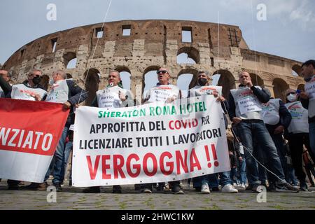 Roma, Italia. 4th Mar 2022. Flashmob intorno al Colosseo a Roma organizzato da operatori turistici italiani (Credit Image: © Matteo Nardone/Pacific Press via ZUMA Press Wire) Foto Stock