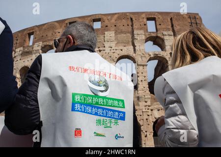 Roma, Italia. 4th Mar 2022. Flashmob intorno al Colosseo a Roma organizzato da operatori turistici italiani (Credit Image: © Matteo Nardone/Pacific Press via ZUMA Press Wire) Foto Stock