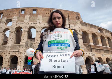 Roma, Italia. 4th Mar 2022. Flashmob intorno al Colosseo a Roma organizzato da operatori turistici italiani (Credit Image: © Matteo Nardone/Pacific Press via ZUMA Press Wire) Foto Stock