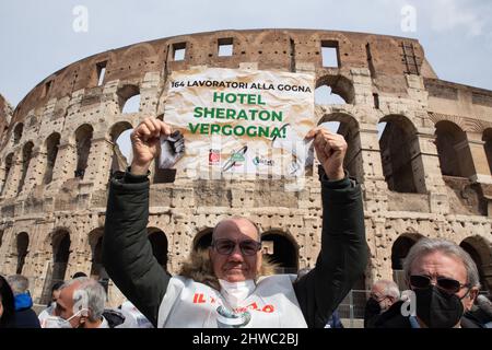 Roma, Italia. 4th Mar 2022. Flashmob intorno al Colosseo a Roma organizzato da operatori turistici italiani (Credit Image: © Matteo Nardone/Pacific Press via ZUMA Press Wire) Foto Stock