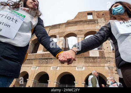 Roma, Italia. 4th Mar 2022. Flashmob intorno al Colosseo a Roma organizzato da operatori turistici italiani (Credit Image: © Matteo Nardone/Pacific Press via ZUMA Press Wire) Foto Stock