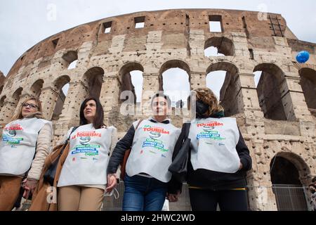 Roma, Italia. 4th Mar 2022. Flashmob intorno al Colosseo a Roma organizzato da operatori turistici italiani (Credit Image: © Matteo Nardone/Pacific Press via ZUMA Press Wire) Foto Stock