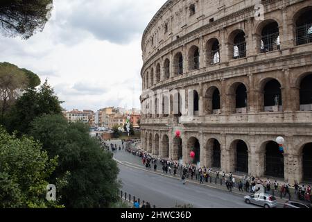 Roma, Italia. 4th Mar 2022. Flashmob intorno al Colosseo a Roma organizzato da operatori turistici italiani (Credit Image: © Matteo Nardone/Pacific Press via ZUMA Press Wire) Foto Stock