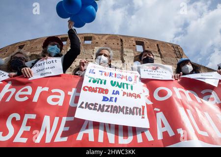Roma, Italia. 4th Mar 2022. Flashmob intorno al Colosseo a Roma organizzato da operatori turistici italiani (Credit Image: © Matteo Nardone/Pacific Press via ZUMA Press Wire) Foto Stock
