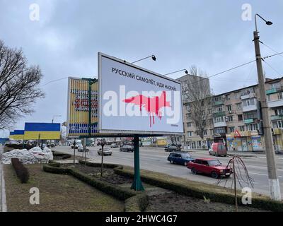 Cartelloni in Ucraina che indicano la direzione per l'esercito russo. Fermare la guerra in Ucraina. Ucraina, marzo 2022 Foto Stock