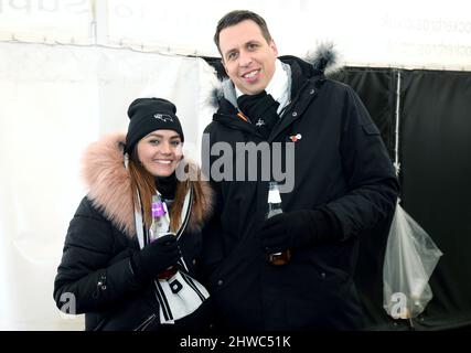 Gli appassionati della contea di Derby potranno sorseggiare un drink al Marston's Brewery Fan Park prima della partita del campionato Sky Bet al Pride Park Stadium di Derby. Data foto: Sabato 5 marzo 2022. Foto Stock